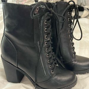 The CUTEST and most comfortable black boots